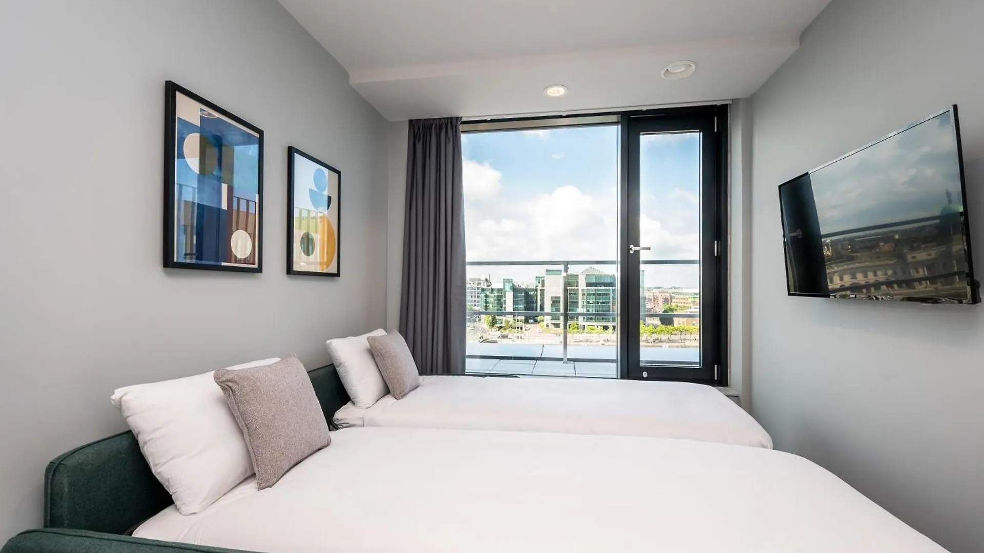 Staycity Aparthotels Dublin City Quay 4*,